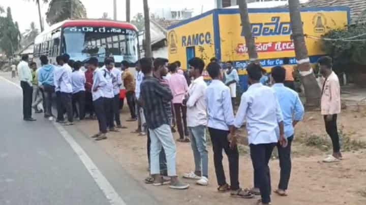 ಯುವನಿಧಿ: ಮಾರ್ಗ ಮಧ್ಯೆ ಕೆಟ್ಟುನಿಂತ ಕೆಎಸ್ಆರ್ಟಿಸಿ ಬಸ್ ತಳ್ಳಿದ ವಿದ್ಯಾರ್ಥಿಗಳು ಯುವನಿಧಿ: ಮಾರ್ಗ ಮಧ್ಯೆ ಕೆಟ್ಟುನಿಂತ ಕೆಎಸ್ಆರ್ಟಿಸಿ ಬಸ್ ತಳ್ಳಿದ ವಿದ್ಯಾರ್ಥಿಗಳು