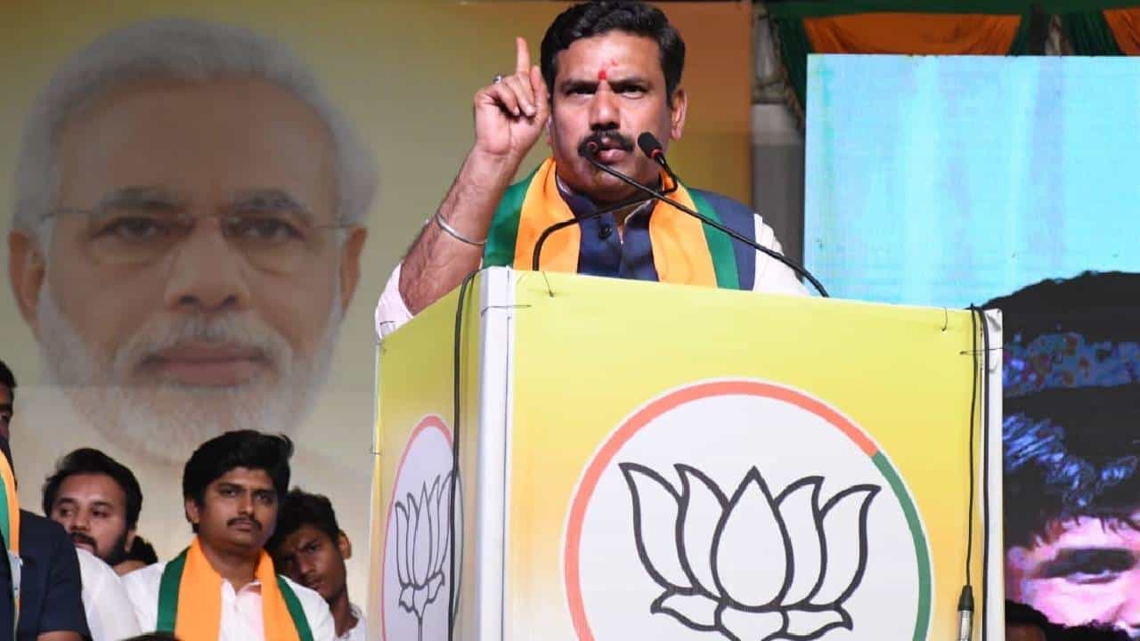 ರಾಜ್ಯ ಸರ್ಕಾರ ರಾಷ್ಟ್ರಧ್ವಜಕ್ಕೆ ಅಗೌರ ತೋರಿಸಿದೆ: ಬಿವೈ ವಿಜಯೇಂದ್ರ ಆರೋಪ ರಾಜ್ಯ ಸರ್ಕಾರ ರಾಷ್ಟ್ರಧ್ವಜಕ್ಕೆ ಅಗೌರ ತೋರಿಸಿದೆ: ಬಿವೈ ವಿಜಯೇಂದ್ರ ಆರೋಪ