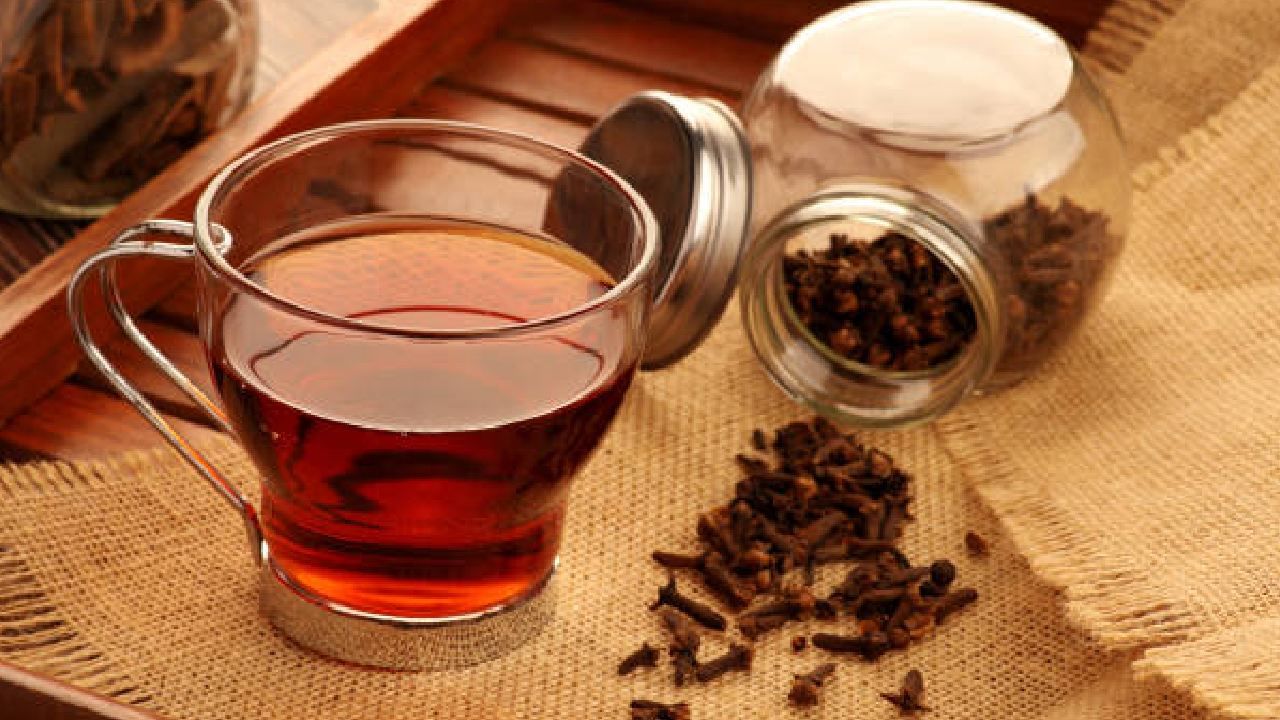 ಲವಂಗ ಮಸಾಲೆ ಪದಾರ್ಥ ಮಾತ್ರವಲ್ಲದೆ ಅನೇಕ ಔಷಧೀಯ ಗುಣಗಳನ್ನು ಕೂಡ ಹೊಂದಿದೆ. ಲವಂಗದ ಟೀ ಸೇವನೆಯಿಂದ ಆರೋಗ್ಯಕ್ಕೆ ಏನೆಲ್ಲ ಪ್ರಯೋಜನಗಳಿವೆ ಎಂಬುದರ ವಿವರ ಇಲ್ಲಿದೆ.
