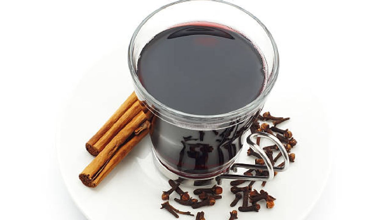 ಲವಂಗದ ಟೀ ಬ್ಯಾಕ್ಟೀರಿಯಾವನ್ನು ಎದುರಿಸುವ ಆಂಟಿಮೈಕ್ರೊಬಿಯಲ್ ಗುಣಲಕ್ಷಣಗಳನ್ನು ಹೊಂದಿದೆ. ಇದು ಬಾಯಿಯ ಕೆಟ್ಟ ವಾಸನೆಯಿಂದ ಪರಿಹಾರವನ್ನು ನೀಡುತ್ತದೆ ಮತ್ತು ಬಾಯಿಯ ಆರೋಗ್ಯವನ್ನು ಉತ್ತೇಜಿಸುತ್ತದೆ. 
