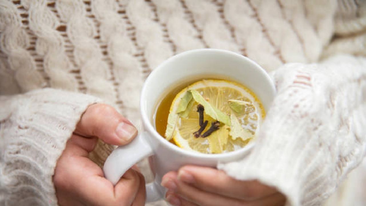 ಲವಂಗದ ಚಹಾ ಅಜೀರ್ಣ, ಹೊಟ್ಟೆ ಉಬ್ಬುವುದು ಮತ್ತು ಗ್ಯಾಸ್ಟ್ರಿಕ್ ಅನ್ನು ನಿವಾರಿಸಲು ಸಹಾಯ ಮಾಡುತ್ತದೆ. ಇದನ್ನು ಊಟದ ನಂತರ ಸೇವಿಸುವುದು ಅತ್ಯುತ್ತಮ. ಲವಂಗದಲ್ಲಿರುವ ಯುಜೆನಾಲ್ ಸಂಯುಕ್ತವು ಜೀರ್ಣಕಾರಿ ಕಿಣ್ವ ಸ್ರವಿಸುವಿಕೆಗೆ ಸಹಾಯ ಮಾಡುತ್ತದೆ. ಇದರಿಂದ ಜೀರ್ಣಕ್ರಿಯೆ ಪ್ರಕ್ರಿಯೆ ಸುಗಮವಾಗುತ್ತದೆ.
