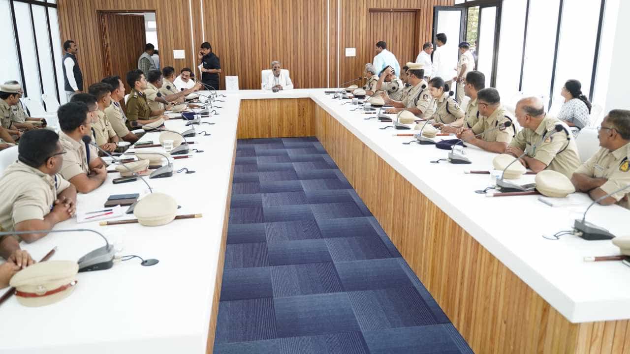 ಹಿರಿಯ ಪೊಲೀಸ್ ಅಧಿಕಾರಿಗಳೊಂದಿಗೆ ಸಿಎಂ ಸಿದ್ದರಾಮಯ್ಯ ಸಭೆ: ಕಾನೂನು ಬಾಹಿರ ಕೆಲಸ ಮಾಡಿದ್ರೆ ಕ್ರಮಕೈಗೊಳ್ಳುವಂತೆ ಸೂಚನೆ ಹಿರಿಯ ಪೊಲೀಸ್ ಅಧಿಕಾರಿಗಳೊಂದಿಗೆ ಸಿಎಂ ಸಿದ್ದರಾಮಯ್ಯ ಸಭೆ: ಕಾನೂನು ಬಾಹಿರ ಕೆಲಸ ಮಾಡಿದ್ರೆ ಕ್ರಮಕೈಗೊಳ್ಳುವಂತೆ ಸೂಚನೆ