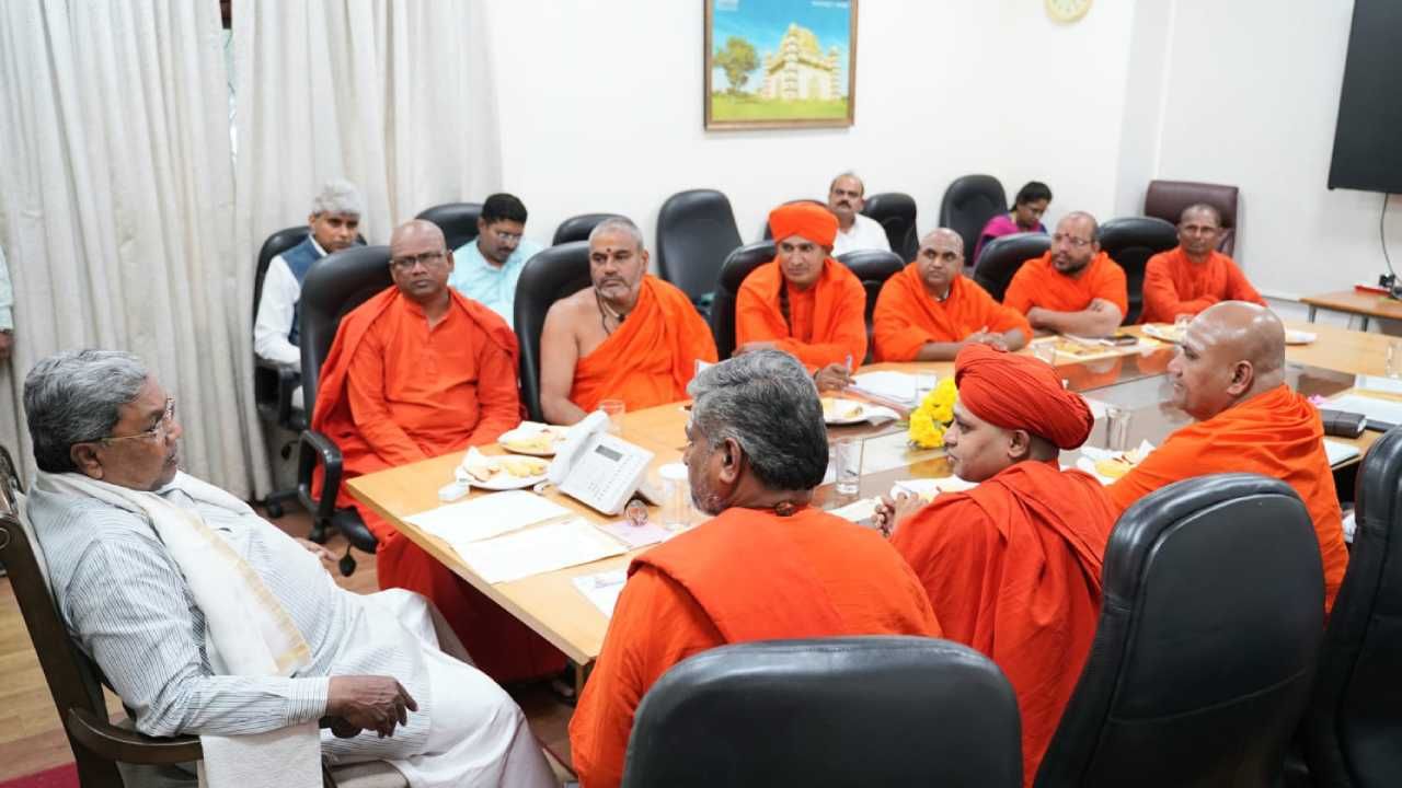 ಹಿಂದುಳಿದ ದಲಿತ ಮಠಾಧೀಶರ ನಿಯೋಗದಿಂದ ಸಿಎಂ ಸಿದ್ದರಾಮಯ್ಯ ಭೇಟಿ: ಜಾತಿ ಗಣತಿ ವರದಿ ಜಾರಿಗೆ ಒತ್ತಾಯ ಹಿಂದುಳಿದ ದಲಿತ ಮಠಾಧೀಶರ ನಿಯೋಗದಿಂದ ಸಿಎಂ ಸಿದ್ದರಾಮಯ್ಯ ಭೇಟಿ: ಜಾತಿ ಗಣತಿ ವರದಿ ಜಾರಿಗೆ ಒತ್ತಾಯ