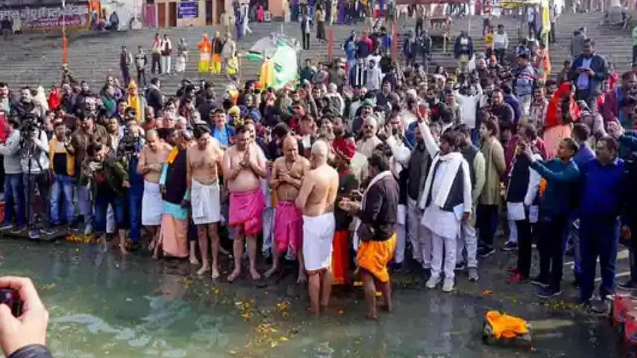 ಅಯೋಧ್ಯೆಗೆ ಭೇಟಿ ನೀಡಿದ ಕಾಂಗ್ರೆಸ್ ನಾಯಕರು; ಹನುಮಾನ್ ಗಢಿ ದೇವಸ್ಥಾನದಲ್ಲಿ ಶ್ರೀರಾಮನ ದರ್ಶನ ಅಯೋಧ್ಯೆಗೆ ಭೇಟಿ ನೀಡಿದ ಕಾಂಗ್ರೆಸ್ ನಾಯಕರು; ಹನುಮಾನ್ ಗಢಿ ದೇವಸ್ಥಾನದಲ್ಲಿ ಶ್ರೀರಾಮನ ದರ್ಶನ