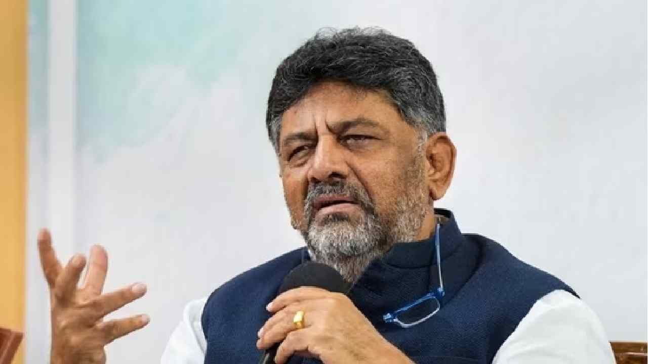 ನಿವೃತ್ತಿ ವೇತನ ನೀಡಲು ಲಂಚ ಕೇಳಿದ ಅಧಿಕಾರಿ ಅಮಾನತಿಗೆ ಆದೇಶಿಸಿದ ಡಿಸಿಎಂ ಡಿಕೆ ಶಿವಕುಮಾರ್ ನಿವೃತ್ತಿ ವೇತನ ನೀಡಲು ಲಂಚ ಕೇಳಿದ ಅಧಿಕಾರಿ ಅಮಾನತಿಗೆ ಆದೇಶಿಸಿದ ಡಿಸಿಎಂ ಡಿಕೆ ಶಿವಕುಮಾರ್