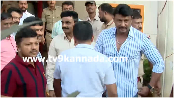 ಕಾಟೇರ ಪಾರ್ಟಿ ಕೇಸ್; ವಿಚಾರಣೆ ಎದುರಿಸಲು ಪೊಲೀಸ್ ಠಾಣೆಗೆ ಬಂದ ದರ್ಶನ್ ಕಾಟೇರ ಪಾರ್ಟಿ ಕೇಸ್; ವಿಚಾರಣೆ ಎದುರಿಸಲು ಪೊಲೀಸ್ ಠಾಣೆಗೆ ಬಂದ ದರ್ಶನ್