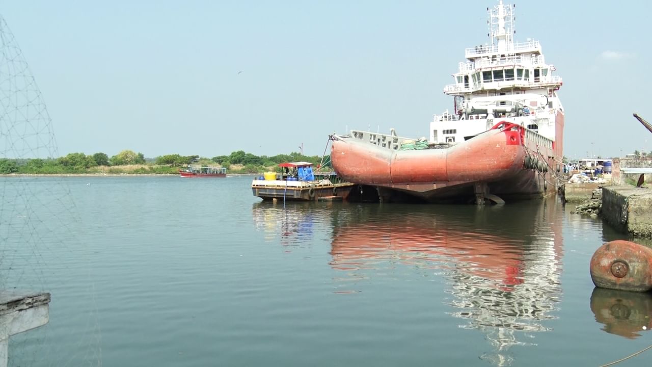 Dredgers Wanted: ಮಂಗಳೂರಿನ ಹಳೆಬಂದರಿನಲ್ಲಿ ಬರೀ ಹೂಳು! ಹೂಳು ಎತ್ತುವವರು ತಕ್ಷಣ ಬೇಕಾಗಿದ್ದಾರೆ! Dredgers Wanted: ಮಂಗಳೂರಿನ ಹಳೆಬಂದರಿನಲ್ಲಿ ಬರೀ ಹೂಳು! ಹೂಳು ಎತ್ತುವವರು ತಕ್ಷಣ ಬೇಕಾಗಿದ್ದಾರೆ!