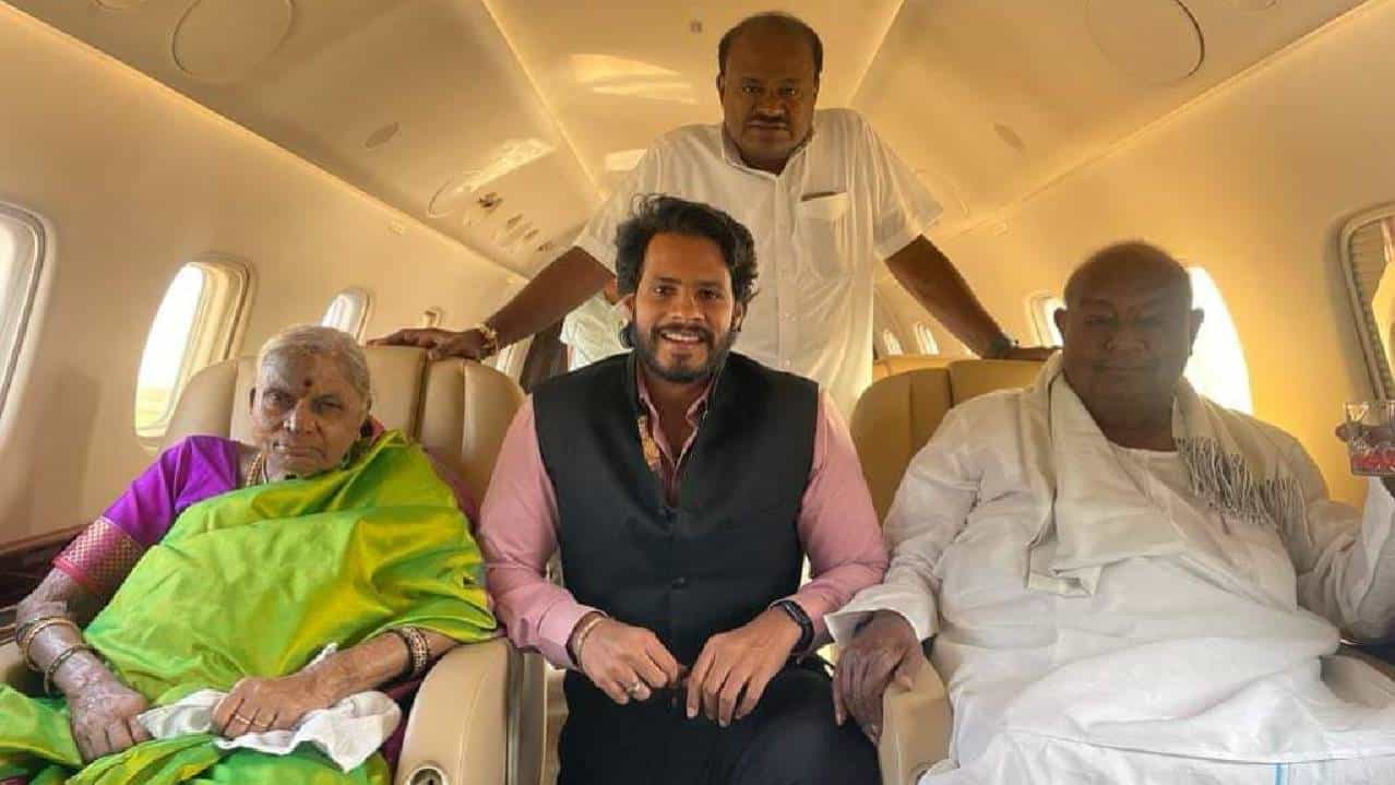 ರಾಮ ಮಂದಿರ ಉದ್ಘಾಟನೆ: ಆರೋಗ್ಯ ಲೆಕ್ಕಿಸದೇ ಕುಟುಂಬದ ಜತೆ ಅಯೋಧ್ಯೆಗೆ ತೆರಳಿದ ದೇವೇಗೌಡ ರಾಮ ಮಂದಿರ ಉದ್ಘಾಟನೆ: ಆರೋಗ್ಯ ಲೆಕ್ಕಿಸದೇ ಕುಟುಂಬದ ಜತೆ ಅಯೋಧ್ಯೆಗೆ ತೆರಳಿದ ದೇವೇಗೌಡ
