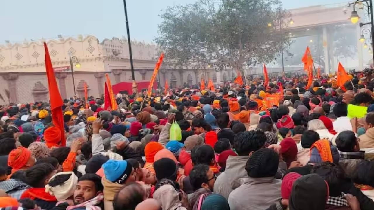 Ayodhya Ram Mandir: ರಾಮಲಲ್ಲಾನ ದರ್ಶನಕ್ಕೆ ಭಕ್ತರ ನೂಕುನುಗ್ಗಲು, ಬಾಗಿಲು ಮುಚ್ಚಿದ ರಾಮ ಮಂದಿರ