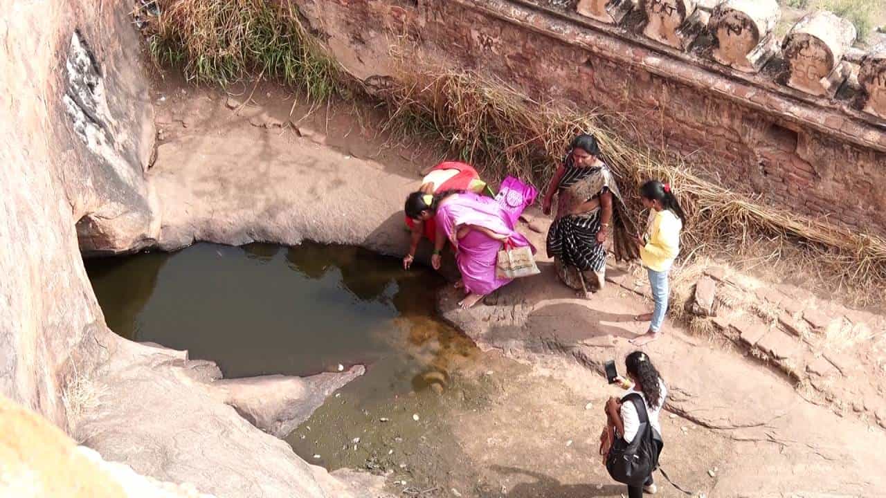 ಮಂಡ್ಯ: ಇಲ್ಲೇ ನೋಡಿ ಶ್ರೀರಾಮ ಸೀತಾದೇವಿಯ ಬಾಯಾರಿಕೆ ನೀಗಿಸಲು ಧನಸ್ಸು ಬಿಟ್ಟು ನೀರು ಬರಿಸಿದ್ದು ಮಂಡ್ಯ: ಇಲ್ಲೇ ನೋಡಿ ಶ್ರೀರಾಮ ಸೀತಾದೇವಿಯ ಬಾಯಾರಿಕೆ ನೀಗಿಸಲು ಧನಸ್ಸು ಬಿಟ್ಟು ನೀರು ಬರಿಸಿದ್ದು