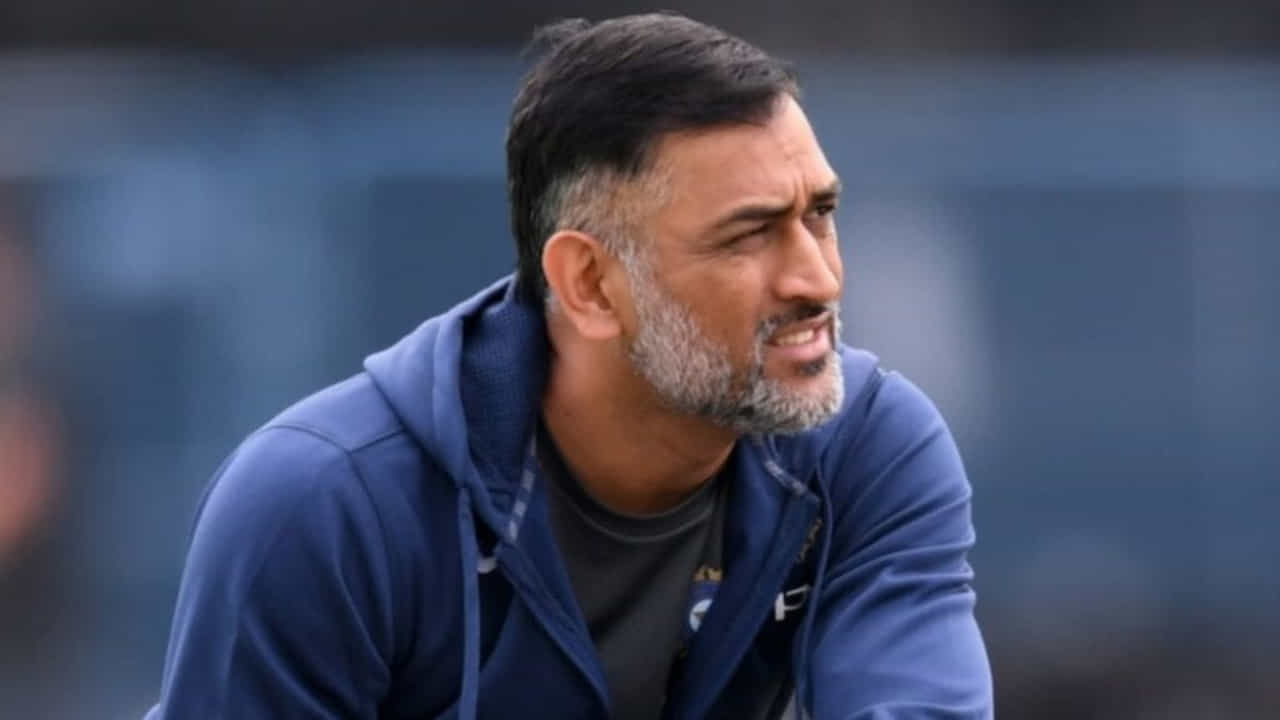 ಭಾರತದ ಮಾಜಿ ಕ್ರಿಕೆಟಿಗ ಮಹೇಂದ್ರ ಸಿಂಗ್ ಧೋನಿಗೆ ಅವರ ಮಾಜಿ ಉದ್ಯಮ ಪಾಲುದಾರರಿಂದಲೇ ಕೋಟಿಗಟ್ಟಲೆ ವಂಚನೆಯಾಗಿದೆ ಎಂದು ವರದಿಯಾಗಿದೆ. ಅಲ್ಲದೆ ಧೋನಿ ತಮ್ಮ ಮಾಜಿ ಬ್ಯುಸಿನೆಸ್ ಪಾಲುದಾರರು 15 ಕೋಟಿ ರೂಪಾಯಿ ವಂಚಿಸಿದ್ದಾರೆ ಎಂದು ಆರೋಪ ಮಾಡಿ ನ್ಯಾಯಾಲಯದ ಮೊರೆ ಹೀಗಿದ್ದಾರೆ.