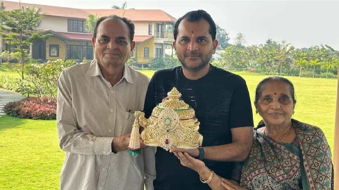 Ayodhya Ram Mandir: ಅಯೋಧ್ಯೆಯ ರಾಮಲಲ್ಲಾಗೆ 11 ಕೋಟಿ ರೂ. ಮೌಲ್ಯದ ವಜ್ರದ ಕಿರೀಟ ದಾನ ಮಾಡಿದ ಗುಜರಾತ್ನ ವಜ್ರ ವ್ಯಾಪಾರಿ Ayodhya Ram Mandir: ಅಯೋಧ್ಯೆಯ ರಾಮಲಲ್ಲಾಗೆ 11 ಕೋಟಿ ರೂ. ಮೌಲ್ಯದ ವಜ್ರದ ಕಿರೀಟ ದಾನ ಮಾಡಿದ ಗುಜರಾತ್ನ ವಜ್ರ ವ್ಯಾಪಾರಿ