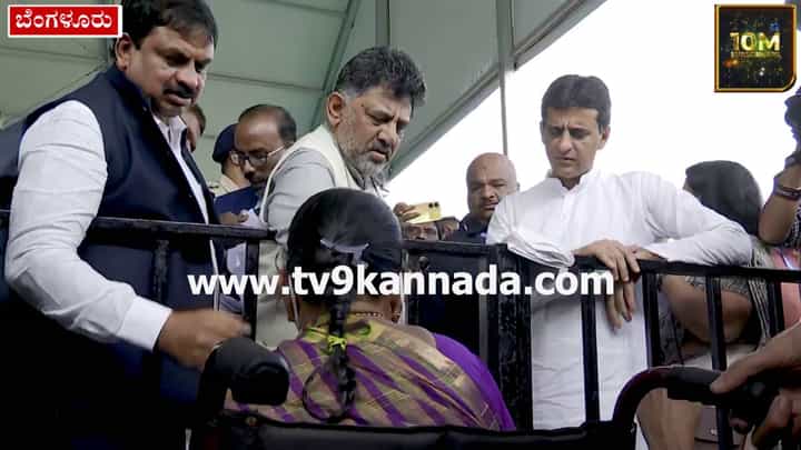 ಕಣ್ಣಿಲ್ಲದ ಮಹಿಳೆಗೆ ಕಂತೆ ಕಂತೆ ಹಣ ಕೊಟ್ಟ ಡಿಸಿಎಂ ಡಿಕೆ ಶಿವಕುಮಾರ್ ಕಣ್ಣಿಲ್ಲದ ಮಹಿಳೆಗೆ ಕಂತೆ ಕಂತೆ ಹಣ ಕೊಟ್ಟ ಡಿಸಿಎಂ ಡಿಕೆ ಶಿವಕುಮಾರ್