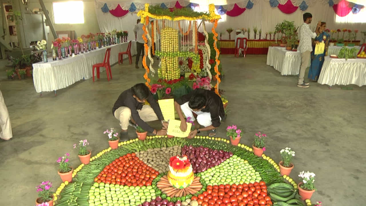 ಕಳೆದೊಂದು ವಾರ ಹತ್ತು ದಿನದಿಂದ ನಗರದಲ್ಲಿ ವಿಜಯಪುರ ಶ್ರೀ ಸಿದ್ದೇಶ್ವರ ದೇವಸ್ಥಾನ ಜಾತ್ರೆಯ ಸಡಗರ ಸಂಭ್ರಮ ಮನೆ ಮಾಡಿದೆ. ಜಾತ್ರೆಯಲ್ಲಿ ಮಿಂದೆದ್ದ ಜಿಲ್ಲೆಯ ಜನರಿಗೆ ಈಗಾ ಕೃಷಿ ಮೇಳದ ಆಯೋಜನೆ ಡಬಲ್ ಧಮಾಕಾ ಎಂಬಂತಾಗಿದೆ. ಕಾರಣ ಈ ವರ್ಷ ಭೀಕರ ಬರ ಜಿಲ್ಲೆಯಲ್ಲಿ ಮನೆ ಮಾಡಿದೆ. ಬರದ ಮಧ್ಯೆಯೇ ಕೃಷಿ ಮೇಳ ಆಯೋಜನೆ ಮಾಡಿದ್ದು ಜಿಲ್ಲೆಯ ರೈತರಿಗೆ ಸಂತಸ ತಂದಿದೆ. ಬರವನ್ನು ಮರೆ ಮಾಚುವಂತೆ ಕೃಷಿ ಮೇಳ ಆಯೋಜನೆ ಮಾಡಲಾಗಿದೆ. ನಗರದ ಹೊರ ಭಾಗದಲ್ಲಿರೋ ಕೃಷಿ ಮಹಾವಿದ್ಯಾಲಯದ ಆವರಣದಲ್ಲಿ ಆಯೋಜನೆಗೊಂಡ ಮೇಳಕ್ಕೆ ಜನಸಾಗರವೇ ಹರಿದು ಬಂದಿದೆ.
