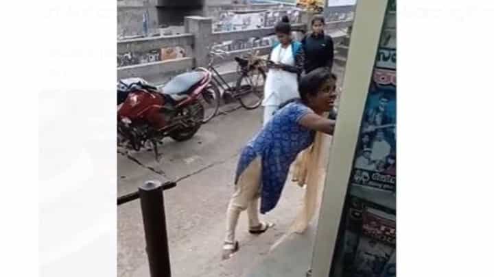 ಮಂಡ್ಯದಲ್ಲಿ ಪಾನಮತ್ತ ಮಹಿಳೆಯೊಬ್ಬಳು ಬೀದಿಗೆ ಬಂದು ರಂಪಾಟ ಮಾಡಿ ದಾರಿಹೋಕರನ್ನು ಬೈದಾಡಿದಳು! ಮಂಡ್ಯದಲ್ಲಿ ಪಾನಮತ್ತ ಮಹಿಳೆಯೊಬ್ಬಳು ಬೀದಿಗೆ ಬಂದು ರಂಪಾಟ ಮಾಡಿ ದಾರಿಹೋಕರನ್ನು ಬೈದಾಡಿದಳು!