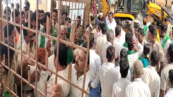 ಮೆಣಸಿನಕಾಯಿ ಬೆಳೆಗೆ ನೀರು ಬಿಡಲು ಆಗ್ರಹಿಸಿರೈತರ ಧರಣಿ;ಆತ್ಮಹತ್ಯೆ ಎಚ್ಚರಿಕೆ