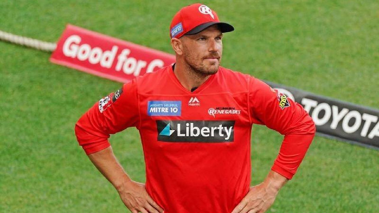 ಆಸ್ಟ್ರೇಲಿಯಾ ತಂಡದ ಮಾಜಿ ನಾಯಕ ಆರೋನ್ ಫಿಂಚ್ (Aaron Finch)  ಕ್ರಿಕೆಟ್​ ಬದುಕಿಗೆ ನಿವೃತ್ತಿ ಘೋಷಿಸಿದ್ದಾರೆ. ಪ್ರಸ್ತುತ ನಡೆಯುತ್ತಿರುವ ಬಿಗ್ ಬ್ಯಾಷ್ ಲೀಗ್​ ಮೂಲಕ ಎಲ್ಲಾ ಮಾದರಿಯ ಕ್ರಿಕೆಟ್​ಗೆ ವಿದಾಯ ಹೇಳುವುದಾಗಿ ಫಿಂಚ್ ತಿಳಿಸಿದ್ದಾರೆ.