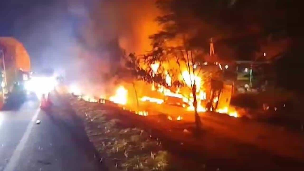 ತೆಲಂಗಾಣ: ನಿದ್ರೆಗೆ ಜಾರಿದ ಚಾಲಕ, ಪಲ್ಟಿ ಹೊಡೆದ ಬಸ್​, ಹೊತ್ತಿಕೊಂಡ ಬೆಂಕಿ, ಮಹಿಳೆ ಸಜೀವದಹನ