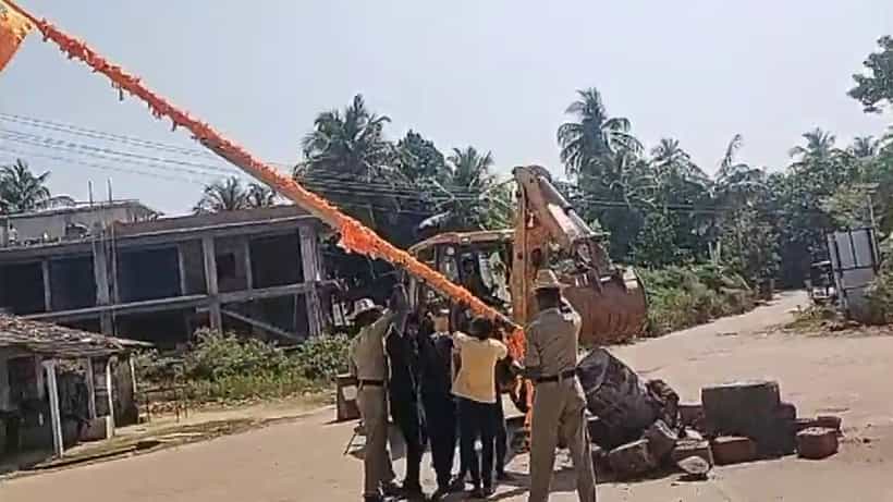 ಕಾರವಾರ: ಭಟ್ಕಳದಲ್ಲಿ ಸಾವರ್ಕರ್ ವೃತ್ತ ಮತ್ತು ಭಗವಾಧ್ವಜ ತೆರವು, ಗ್ರಾಮಸ್ಥರ ಪ್ರತಿಭಟನೆ