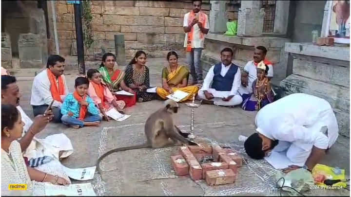 ಗದಗ - ರಾಮ ಯಾಗದಲ್ಲಿ ಕೋತಿ ಪ್ರತ್ಯಕ್ಷ! ಯಾಗ ವಿಧಿಗಳ ವೀಕ್ಷಿಸುತ್ತ ಕುಳಿತ ವಾನರ ರೂಪಿ ಹನುಮ! ಗದಗ - ರಾಮ ಯಾಗದಲ್ಲಿ ಕೋತಿ ಪ್ರತ್ಯಕ್ಷ! ಯಾಗ ವಿಧಿಗಳ ವೀಕ್ಷಿಸುತ್ತ ಕುಳಿತ ವಾನರ ರೂಪಿ ಹನುಮ!