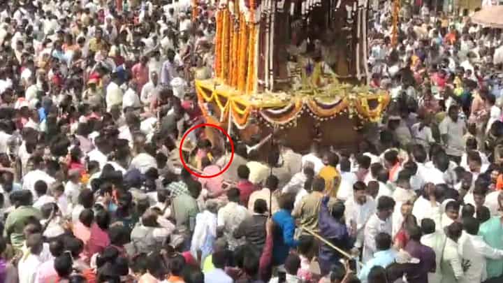 ದೊಡ್ಡಬಳ್ಳಾಪುರ: ಘಾಟಿ ಸುಬ್ರಹ್ಮಣ್ಯ ರಥೋತ್ಸವದಲ್ಲಿ ತಪ್ಪಿದ ಅನಾಹುತ: ಕೂದಲೆಳೆ ಅಂತರದಲ್ಲಿ ಪಾರಾದ ಮಹಿಳೆ ದೊಡ್ಡಬಳ್ಳಾಪುರ: ಘಾಟಿ ಸುಬ್ರಹ್ಮಣ್ಯ ರಥೋತ್ಸವದಲ್ಲಿ ತಪ್ಪಿದ ಅನಾಹುತ: ಕೂದಲೆಳೆ ಅಂತರದಲ್ಲಿ ಪಾರಾದ ಮಹಿಳೆ