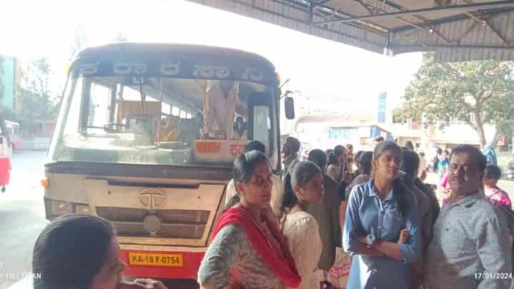 ಚಿಕ್ಕಮಗಳೂರು: ಡಿಪೋ ಮ್ಯಾನೇಜರ್ ಒತ್ತಡಕ್ಕೆ ಕೆಟ್ಟು ಹೋದ ಬಸ್ ಚಾಲನೆ! ಚಾಲಕನ ವಿರುದ್ಧ ಪ್ರಯಾಣಿಕರ ಆಕ್ರೋಶ ಚಿಕ್ಕಮಗಳೂರು: ಡಿಪೋ ಮ್ಯಾನೇಜರ್ ಒತ್ತಡಕ್ಕೆ ಕೆಟ್ಟು ಹೋದ ಬಸ್ ಚಾಲನೆ! ಚಾಲಕನ ವಿರುದ್ಧ ಪ್ರಯಾಣಿಕರ ಆಕ್ರೋಶ