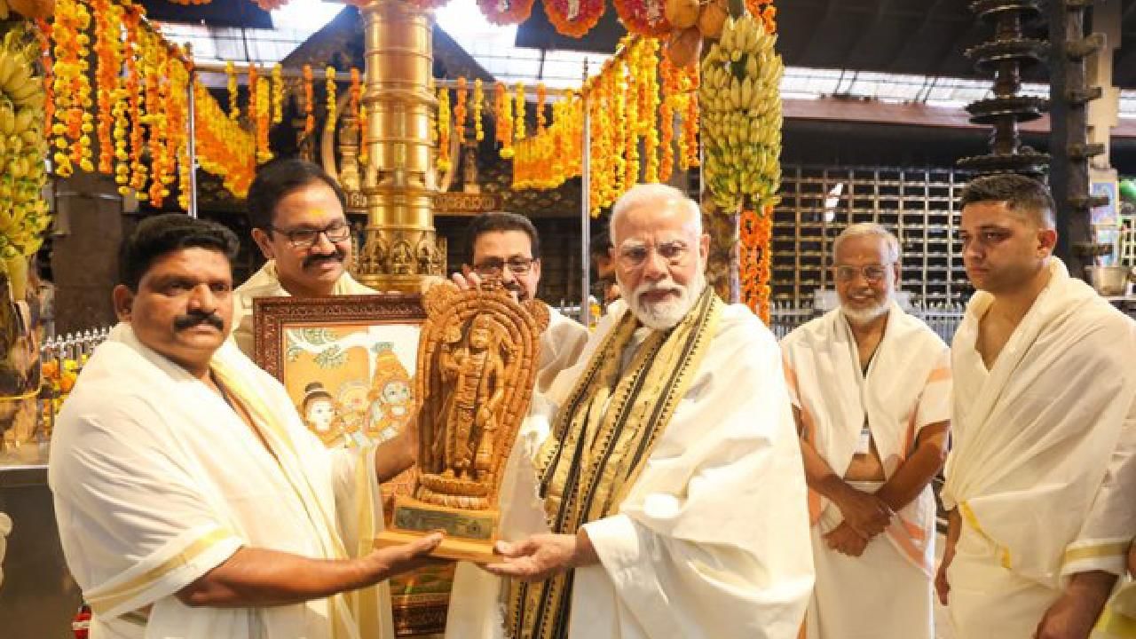 ಗುರುವಾಯೂರು ದೇವಸ್ಥಾನ (ಕೇರಳ): ಬಹಳಷ್ಟು ಪವಾಡಗಳಿಗೆ ಸಾಕ್ಷಿಯಾಗಿರುವ ಗುರುವಾಯೂರ್ ಶ್ರೀ ಕೃಷ್ಣ ದೇವಾಲಯವು ಭಾರತದ ಅತ್ಯಂತ ಪುರಾತನ ದೇವಾಲಯಗಳಲ್ಲಿ ಒಂದು.  2022 ರಲ್ಲಿ,ಈ ದೇವಾಲಯವು ರೂ.1,737.04 ಕೋಟಿ ಬ್ಯಾಂಕ್ ಠೇವಣಿ ಹೊಂದಿದೆ ಎಂದು ಬಹಿರಂಗಪಡಿಸಲಾಗಿತ್ತು. ಇದಲ್ಲದೇ ದೇವಾಲಯಕ್ಕೆ 271.05 ಎಕರೆ ಜಮೀನು ಕೂಡ ಇದೆ. 