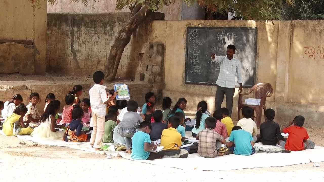 ಸದ್ಯ, ಇರುವ ಕೊಠಡಿಗಳು ಅಲ್ಲಲ್ಲಿ ಬಿರುಕು ಬಿಟ್ಟಿದ್ದು, ಕುಸಿದು ಬೀಳುವ ಹಂತದಲ್ಲಿವೆ. 
