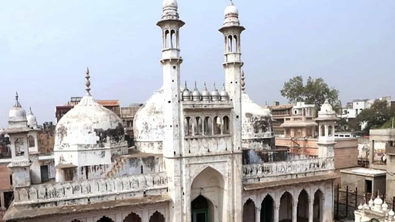 Gyanvapi mosque case: ಜ್ಞಾನವಾಪಿ ಮಸೀದಿಯಲ್ಲಿ ಪೂಜೆ ನಡೆಸಲು ಹಿಂದೂಗಳಿಗೆ ಅನುಮತಿ Gyanvapi mosque case: ಜ್ಞಾನವಾಪಿ ಮಸೀದಿಯಲ್ಲಿ ಪೂಜೆ ನಡೆಸಲು ಹಿಂದೂಗಳಿಗೆ ಅನುಮತಿ