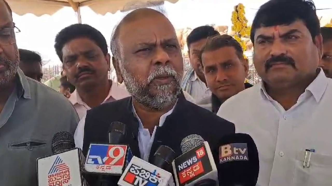 ಅವನೊಬ್ಬ ಹುಚ್ಚ, ಹುಚ್ಚರ ಬಗ್ಗೆ ಯಾರಾದರೂ ಮಾತನಾಡುತ್ತಾರಾ? ಅನಂತ್ ಕುಮಾರ್ ಹೆಗಡೆ ವಿರುದ್ಧ ಹೆಚ್.ಆಂಜನೇಯ ವಾಗ್ದಾಳಿ ಅವನೊಬ್ಬ ಹುಚ್ಚ, ಹುಚ್ಚರ ಬಗ್ಗೆ ಯಾರಾದರೂ ಮಾತನಾಡುತ್ತಾರಾ? ಅನಂತ್ ಕುಮಾರ್ ಹೆಗಡೆ ವಿರುದ್ಧ ಹೆಚ್.ಆಂಜನೇಯ ವಾಗ್ದಾಳಿ