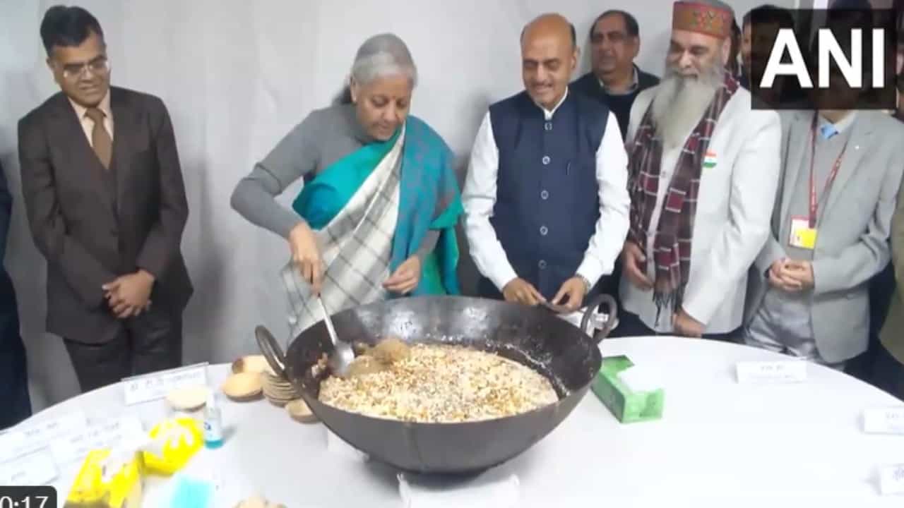 ಬಜೆಟ್ ಪೂರ್ವ ಹಲ್ವಾ ಸಮಾರಂಭ; ಸಿಹಿ ಹಂಚಿದ ಹಣಕಾಸು ಸಚಿವೆ ನಿರ್ಮಲಾ ಸೀತಾರಾಮನ್ ಬಜೆಟ್ ಪೂರ್ವ ಹಲ್ವಾ ಸಮಾರಂಭ; ಸಿಹಿ ಹಂಚಿದ ಹಣಕಾಸು ಸಚಿವೆ ನಿರ್ಮಲಾ ಸೀತಾರಾಮನ್
