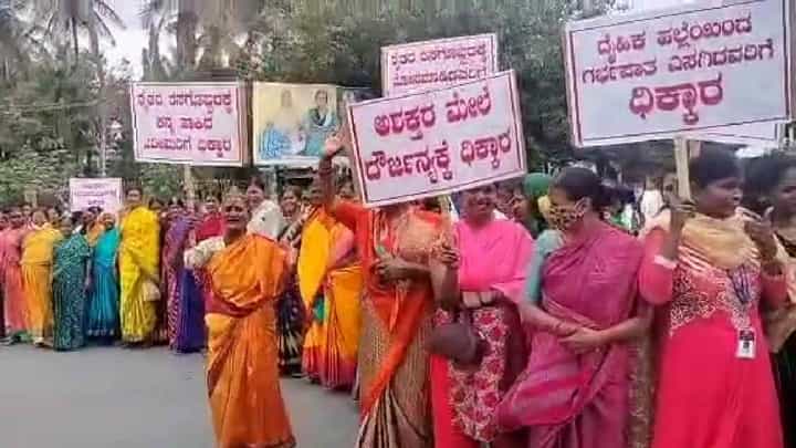 ಮಾಜಿ ಕಾರು ಚಾಲಕನ ಪತ್ನಿ ಮೇಲೆ ಭವಾನಿ ರೇವಣ್ಣ ಹಲ್ಲೆ ಆರೋಪ: ಹಾಸನದಲ್ಲಿ ಮಹಿಳೆಯರ ಪ್ರತಿಭಟನೆ ಮಾಜಿ ಕಾರು ಚಾಲಕನ ಪತ್ನಿ ಮೇಲೆ ಭವಾನಿ ರೇವಣ್ಣ ಹಲ್ಲೆ ಆರೋಪ: ಹಾಸನದಲ್ಲಿ ಮಹಿಳೆಯರ ಪ್ರತಿಭಟನೆ