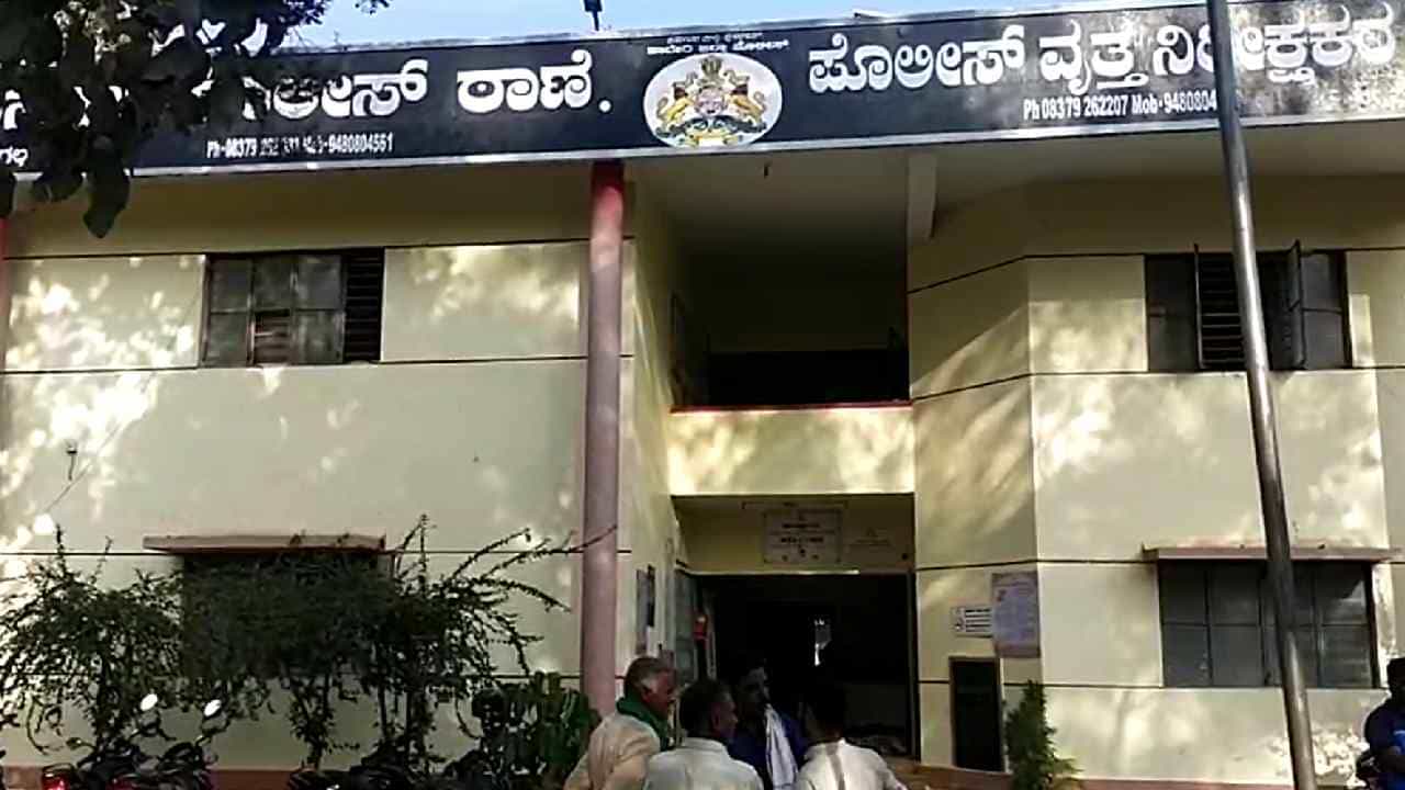 ಹಾವೇರಿ: ಹಾನಗಲ್ ಗ್ಯಾಂಗ್ ರೇಪ್ ಬೆನ್ನಲ್ಲೇ ಮುಸ್ಲಿಂ ಯುವಕನಿಂದ ಹಿಂದೂ ಯುವತಿಯ ಕಿಡ್ನಾಪ್! ಹಾವೇರಿ: ಹಾನಗಲ್ ಗ್ಯಾಂಗ್ ರೇಪ್ ಬೆನ್ನಲ್ಲೇ ಮುಸ್ಲಿಂ ಯುವಕನಿಂದ ಹಿಂದೂ ಯುವತಿಯ ಕಿಡ್ನಾಪ್!