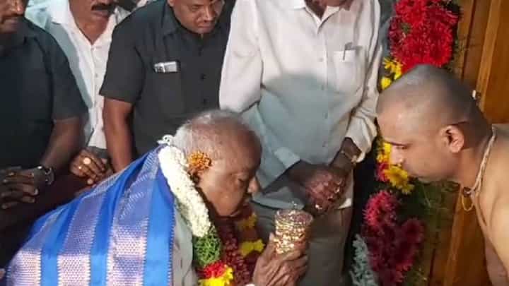 ವಿದ್ಯಾ ಚೌಡೇಶ್ವರಿ ದೇವಿಗೆ 2 ಕೋಟಿ ಮೌಲ್ಯದ ವಜ್ರ ಖಚಿತ ಕಿರೀಟ ಅರ್ಪಿಸಿದ ಹೆಚ್ಡಿ ದೇವೇಗೌಡ ವಿದ್ಯಾ ಚೌಡೇಶ್ವರಿ ದೇವಿಗೆ 2 ಕೋಟಿ ಮೌಲ್ಯದ ವಜ್ರ ಖಚಿತ ಕಿರೀಟ ಅರ್ಪಿಸಿದ ಹೆಚ್ಡಿ ದೇವೇಗೌಡ