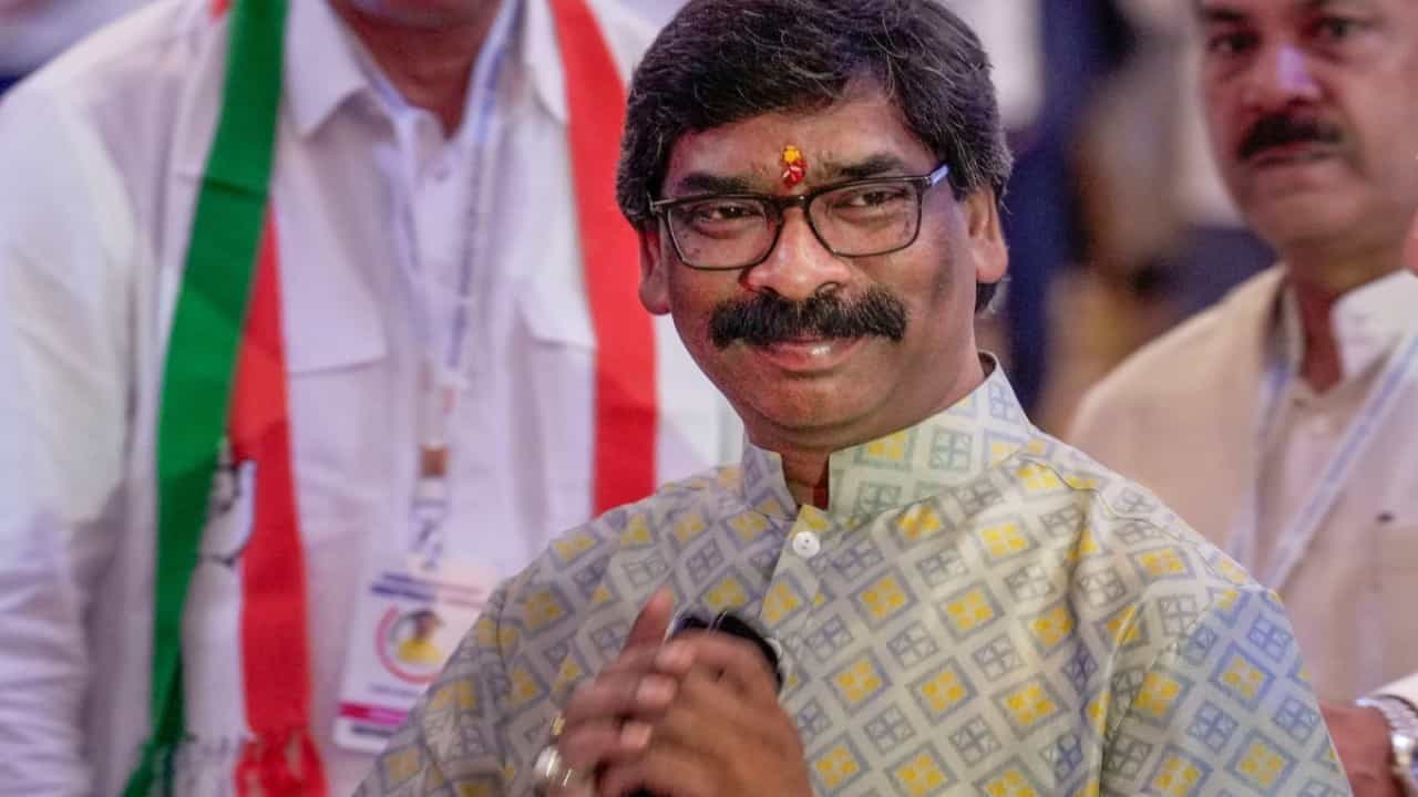 ಅಕ್ರಮ ಹಣ ವರ್ಗಾವಣೆ ಕೇಸ್: ಸಿಎಂ ಸ್ಥಾನಕ್ಕೆ ರಾಜೀನಾಮೆ ನೀಡುತ್ತಿದ್ದಂತೆಯೇ ಹೇಮಂತ್ ಸೊರೇನ್ ಅರೆಸ್ಟ್ ಅಕ್ರಮ ಹಣ ವರ್ಗಾವಣೆ ಕೇಸ್: ಸಿಎಂ ಸ್ಥಾನಕ್ಕೆ ರಾಜೀನಾಮೆ ನೀಡುತ್ತಿದ್ದಂತೆಯೇ ಹೇಮಂತ್ ಸೊರೇನ್ ಅರೆಸ್ಟ್