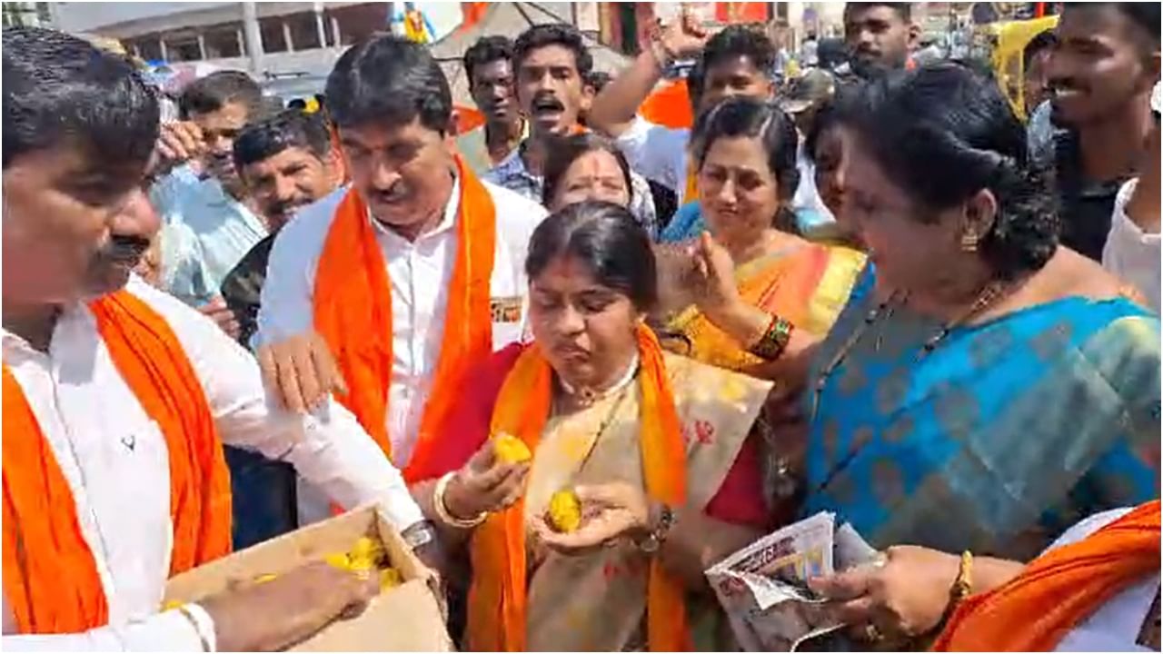 ಶಿವಮೊಗ್ಗ: ಸಿಹಿ ವಿತರಣೆ ವೇಳೆ ಅಲ್ಲಾಹು ಅಕ್ಬರ್ ಘೋಷಣೆ ಕೂಗಿದ ಮಹಿಳೆ, ಕೆಲ ಕಾಲ ಗೊಂದಲದ ವಾತಾವರಣ ಶಿವಮೊಗ್ಗ: ಸಿಹಿ ವಿತರಣೆ ವೇಳೆ ಅಲ್ಲಾಹು ಅಕ್ಬರ್ ಘೋಷಣೆ ಕೂಗಿದ ಮಹಿಳೆ, ಕೆಲ ಕಾಲ ಗೊಂದಲದ ವಾತಾವರಣ