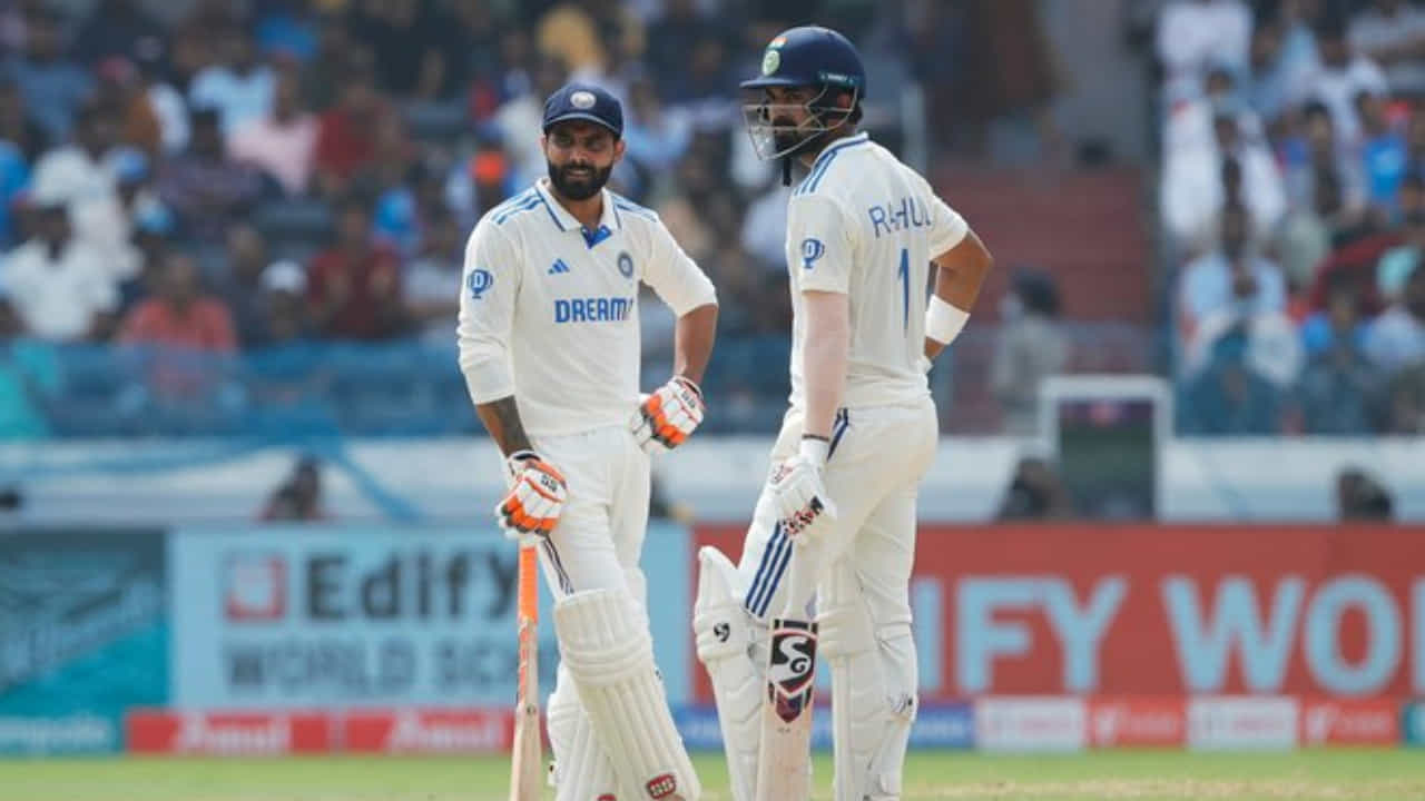 ಭಾರತ ಮತ್ತು ಇಂಗ್ಲೆಂಡ್ ನಡುವೆ ನಡೆಯುತ್ತಿರುವ ಮೊದಲ ಟೆಸ್ಟ್ ಪಂದ್ಯದ ಎರಡನೇ ದಿನ ಅಜೇಯ ಅರ್ಧಶತಕ ಸಿಡಿಸಿರುವ ರವೀಂದ್ರ ಜಡೇಜಾ ತಂಡದ ಬೃಹತ್ ಮುನ್ನಡೆಗೆ ಪ್ರಮುಖ ಕೊಡುಗೆ ನೀಡಿದ್ದಾರೆ. ಎರಡನೇ ದಿನದಾಟದಲ್ಲಿ ಕೆಎಲ್ ರಾಹುಲ್ ಜೊತೆ ಉತ್ತಮ ಜೊತೆಯಾಟ ನಡೆಸಿದ ಜಡೇಜಾ ಅಜೇಯ 81 ರನ್ ಕಲೆಹಾಕಿದ್ದಾರೆ.