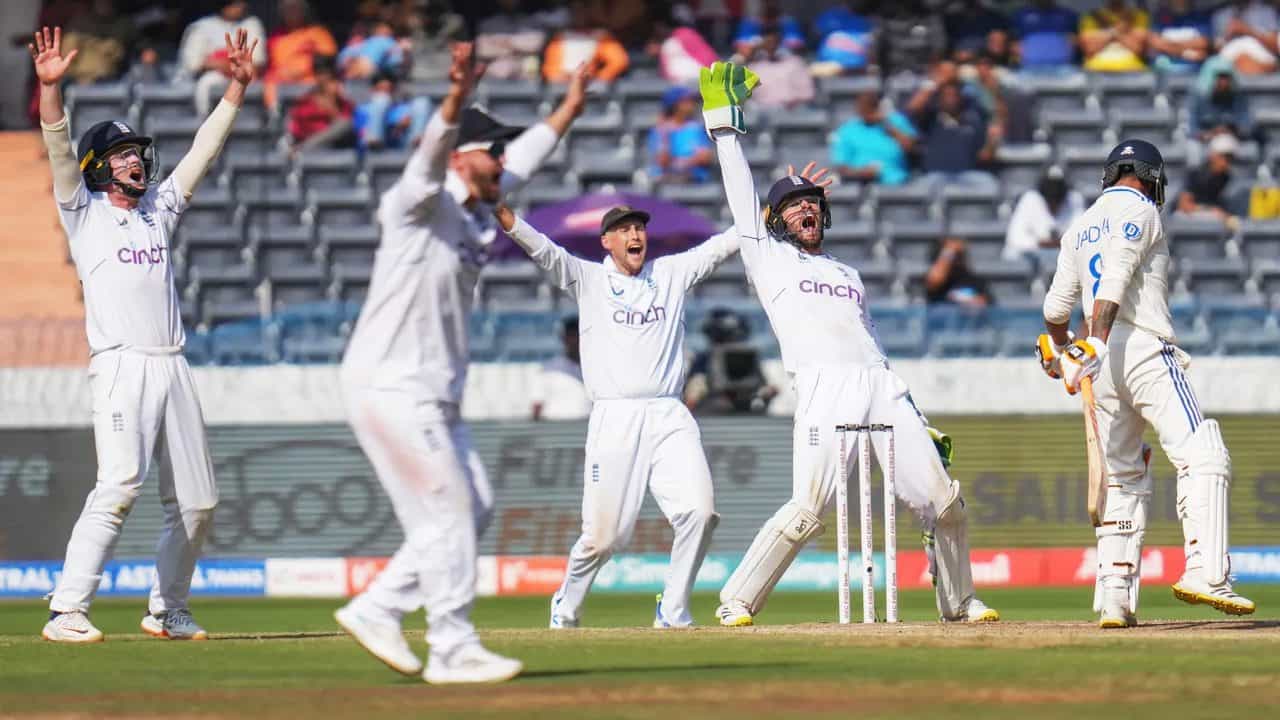ಇಂಗ್ಲೆಂಡ್ ವಿರುದ್ಧದ 5 ಪಂದ್ಯಗಳ ಟೆಸ್ಟ್ ಸರಣಿಯ ಮೊದಲ ಪಂದ್ಯದಲ್ಲೇ ಟೀಮ್ ಇಂಡಿಯಾ ಮುಗ್ಗರಿಸಿದೆ. ಹೈದರಾಬಾದ್ನ ರಾಜೀವ್ ಗಾಂಧಿ ಅಂತಾರಾಷ್ಟ್ರೀಯ ಸ್ಟೇಡಿಯಂನಲ್ಲಿ ನಡೆದ ಈ ಪಂದ್ಯದಲ್ಲಿ ಆತಿಥೇಯರನ್ನು 28 ರನ್ಗಳಿಂದ ಸೋಲುಣಿಸಿ ಆಂಗ್ಲರು ಶುಭಾರಂಭ ಮಾಡಿದ್ದಾರೆ.