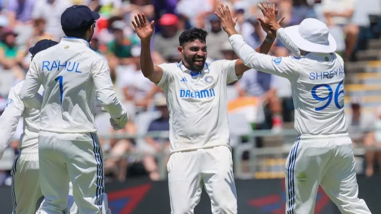 ಆಫ್ರಿಕಾ ನೆಲದಲ್ಲಿ ಟೆಸ್ಟ್ ಸರಣಿಯನ್ನು ಆಡುತ್ತಿರುವ ಟೀಂ ಇಂಡಿಯಾ ಎರಡನೇ ಟೆಸ್ಟ್ ಪಂದ್ಯದಲ್ಲಿ ಆತಿಥೇಯರನ್ನು ಕೇವಲ 55 ರನ್ಗಳಿಗೆ ಆಲೌಟ್ ಮಾಡಿದೆ. ಈ ಮೂಲಕ 1 ವರ್ಷದೊಳಗೆ ಕ್ರಿಕೆಟ್ನ ಮೂರು ಮಾದರಿಯಲ್ಲೂ ಯಾವ ತಂಡಕ್ಕೂ ಸಾಧ್ಯವಾಗದ ವಿಶಿಷ್ಟ ದಾಖಲೆ ನಿರ್ಮಿಸಿದೆ.