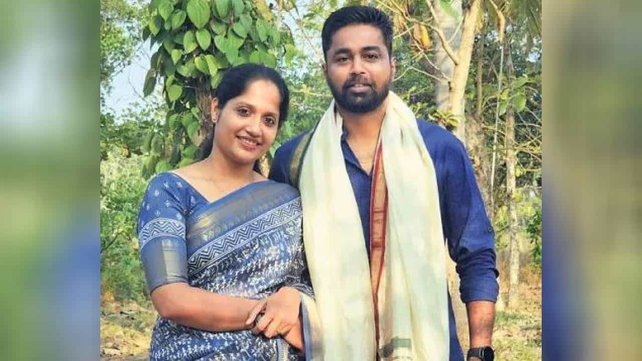 ಹನಿಮೂನ್ಗೆ ಬೀಚ್ ಸ್ವಚ್ಛ ಮಾಡಿದ್ದ ಬೈಂದೂರಿನ ದಂಪತಿಗೆ ಗಣರಾಜ್ಯೋತ್ಸವಕ್ಕೆ ಆಹ್ವಾನ ಹನಿಮೂನ್ಗೆ ಬೀಚ್ ಸ್ವಚ್ಛ ಮಾಡಿದ್ದ ಬೈಂದೂರಿನ ದಂಪತಿಗೆ ಗಣರಾಜ್ಯೋತ್ಸವಕ್ಕೆ ಆಹ್ವಾನ