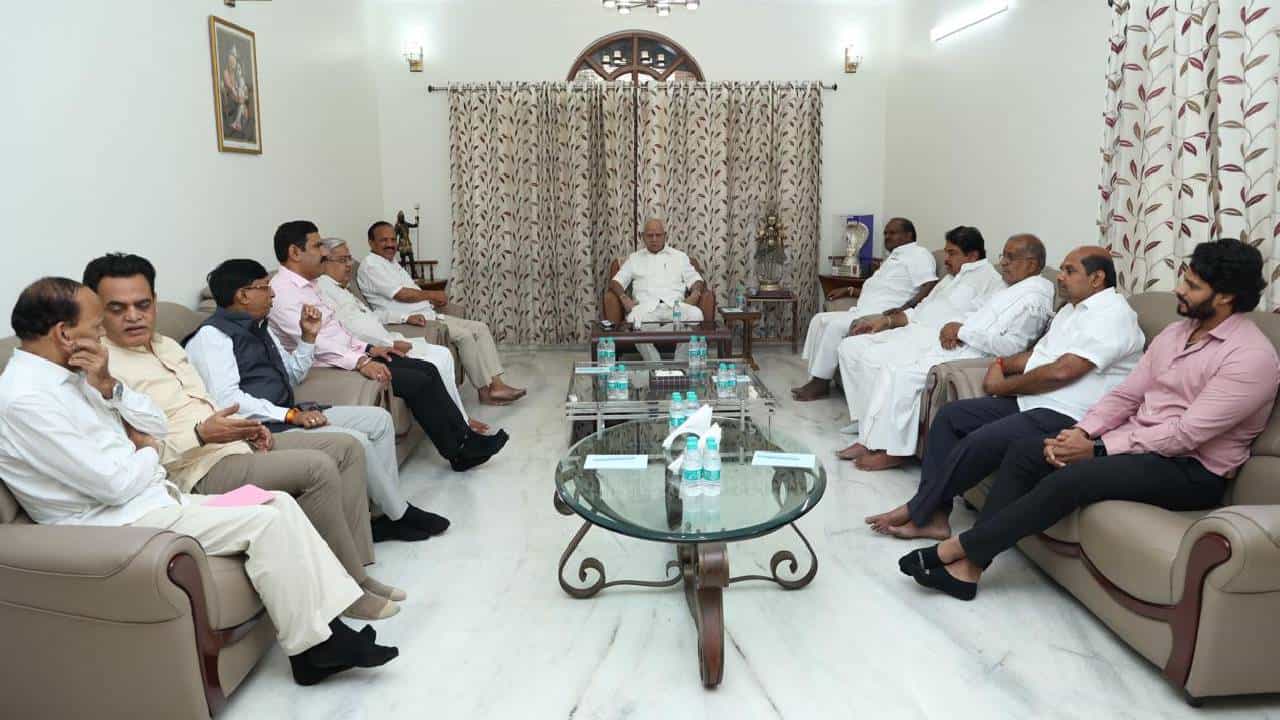 ಬಿಎಸ್ವೈ ಮನೆಯಲ್ಲಿ ಮೈತ್ರಿಕೂಟದ ಮೊದಲ ಸಭೆ: ಈ ಕ್ಷೇತ್ರವನ್ನು ಜೆಡಿಎಸ್ಗೆ ಬಿಟ್ಟುಕೊಡಲು ಓಕೆ ಎಂದ ಬಿಜೆಪಿ ಬಿಎಸ್ವೈ ಮನೆಯಲ್ಲಿ ಮೈತ್ರಿಕೂಟದ ಮೊದಲ ಸಭೆ: ಈ ಕ್ಷೇತ್ರವನ್ನು ಜೆಡಿಎಸ್ಗೆ ಬಿಟ್ಟುಕೊಡಲು ಓಕೆ ಎಂದ ಬಿಜೆಪಿ