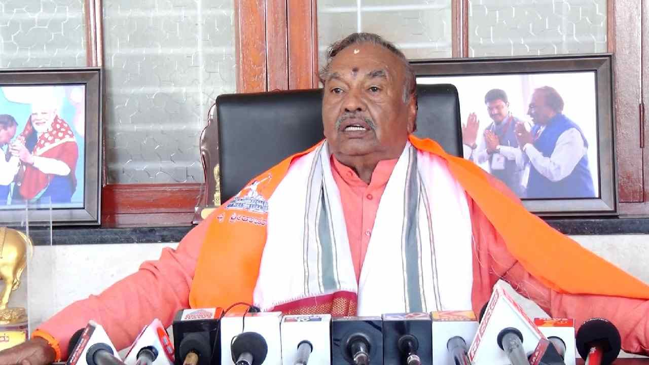 ಮುಸ್ಲಿಂ ಮಹಿಳೆ ಹುಚ್ಚಿಯಾಗಿದ್ದರೆ ಮೋದಿಗೇ ಯಾಕೆ ಧಿಕ್ಕಾರ ಕೂಗಿದಳು?: ಕೆಎಸ್ ಈಶ್ವರಪ್ಪ ಕಿಡಿ ಮುಸ್ಲಿಂ ಮಹಿಳೆ ಹುಚ್ಚಿಯಾಗಿದ್ದರೆ ಮೋದಿಗೇ ಯಾಕೆ ಧಿಕ್ಕಾರ ಕೂಗಿದಳು?: ಕೆಎಸ್ ಈಶ್ವರಪ್ಪ ಕಿಡಿ