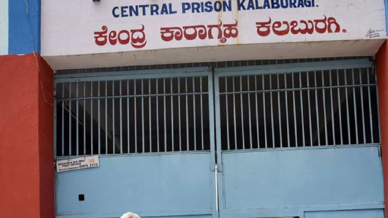 ಕಲಬುರಗಿ ಸೆಂಟ್ರಲ್ ಜೈಲಿನಲ್ಲಿ ಮತ್ತೆ ಅಕ್ರಮ; ಗಾಂಜಾಗಾಗಿ ಜೈಲು ಸಿಬ್ಬಂದಿ ಹಾಗೂ ವಿಚಾರಣಾಧೀನ ಖೈದಿ ಮಧ್ಯೆ ಗಲಾಟೆ ಕಲಬುರಗಿ ಸೆಂಟ್ರಲ್ ಜೈಲಿನಲ್ಲಿ ಮತ್ತೆ ಅಕ್ರಮ; ಗಾಂಜಾಗಾಗಿ ಜೈಲು ಸಿಬ್ಬಂದಿ ಹಾಗೂ ವಿಚಾರಣಾಧೀನ ಖೈದಿ ಮಧ್ಯೆ ಗಲಾಟೆ