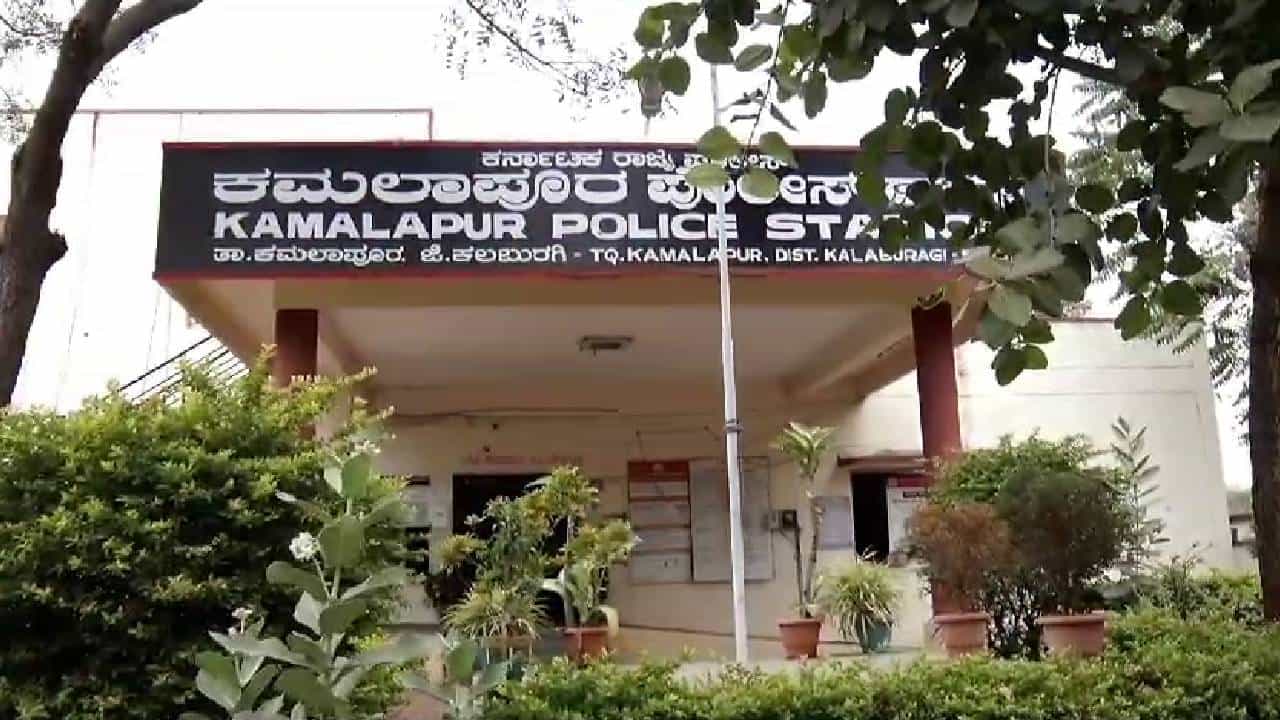 ಕಷ್ಟ ಎಂದು ಪೊಲೀಸ್ ಠಾಣೆಗೆ ಹೋದ್ರೆ, ಪೇದೆಯಿಂದಲೇ ಮಹಿಳೆಗೆ ಲೈಂಗಿಕ ಕಿರುಕುಳ: ದೂರು ದಾಖಲು ಕಷ್ಟ ಎಂದು ಪೊಲೀಸ್ ಠಾಣೆಗೆ ಹೋದ್ರೆ, ಪೇದೆಯಿಂದಲೇ ಮಹಿಳೆಗೆ ಲೈಂಗಿಕ ಕಿರುಕುಳ: ದೂರು ದಾಖಲು
