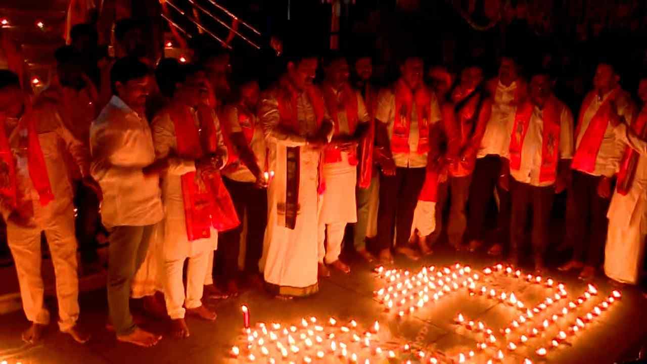ಕರ್ನಾಟಕ ಬಿಜೆಪಿ ಕಚೇರಿ ಮುಂದೆ ಅಯೋಧ್ಯೆ ಆಕಾರದಲ್ಲಿ ದೀಪಾಲಂಕಾರ; ಶ್ರೀರಾಮ ಭಕ್ತಿ ಎಲ್ಲರಲ್ಲೂ ಜಾಗೃತವಾಗಿದೆ ಎಂದ ವಿಜಯೇಂದ್ರ ಕರ್ನಾಟಕ ಬಿಜೆಪಿ ಕಚೇರಿ ಮುಂದೆ ಅಯೋಧ್ಯೆ ಆಕಾರದಲ್ಲಿ ದೀಪಾಲಂಕಾರ; ಶ್ರೀರಾಮ ಭಕ್ತಿ ಎಲ್ಲರಲ್ಲೂ ಜಾಗೃತವಾಗಿದೆ ಎಂದ ವಿಜಯೇಂದ್ರ