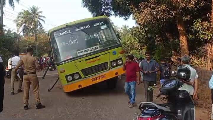 ಕಾರವಾರ: ಚಾಸೀಸ್ ತುಂಡಾಗಿ ರಸ್ತೆಯಲ್ಲೇ ಪಲ್ಟಿಯಾದ ಬಸ್, ಹಲವರಿಗೆ ಗಾಯ ಕಾರವಾರ: ಚಾಸೀಸ್ ತುಂಡಾಗಿ ರಸ್ತೆಯಲ್ಲೇ ಪಲ್ಟಿಯಾದ ಬಸ್, ಹಲವರಿಗೆ ಗಾಯ