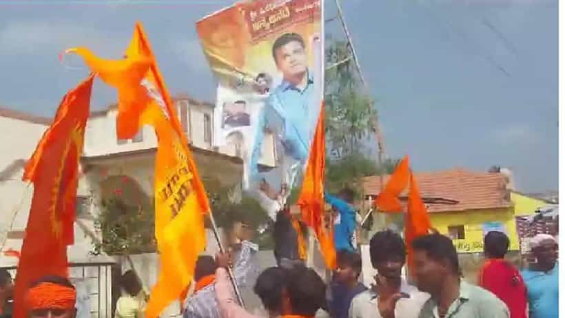 Hanuman Flag: ಕಾಂಗ್ರೆಸ್ ಶಾಸಕ ರವಿ ಗಣಿಗ ಫ್ಲೆಕ್ಸ್ ಹರಿದು ಛಿದ್ರಗೊಳಿಸಿದ ಜೆಡಿಎಸ್, ಬಿಜೆಪಿ ಕಾರ್ಯಕರ್ತರು, ಲಾಠಿ ಚಾರ್ಜ್
