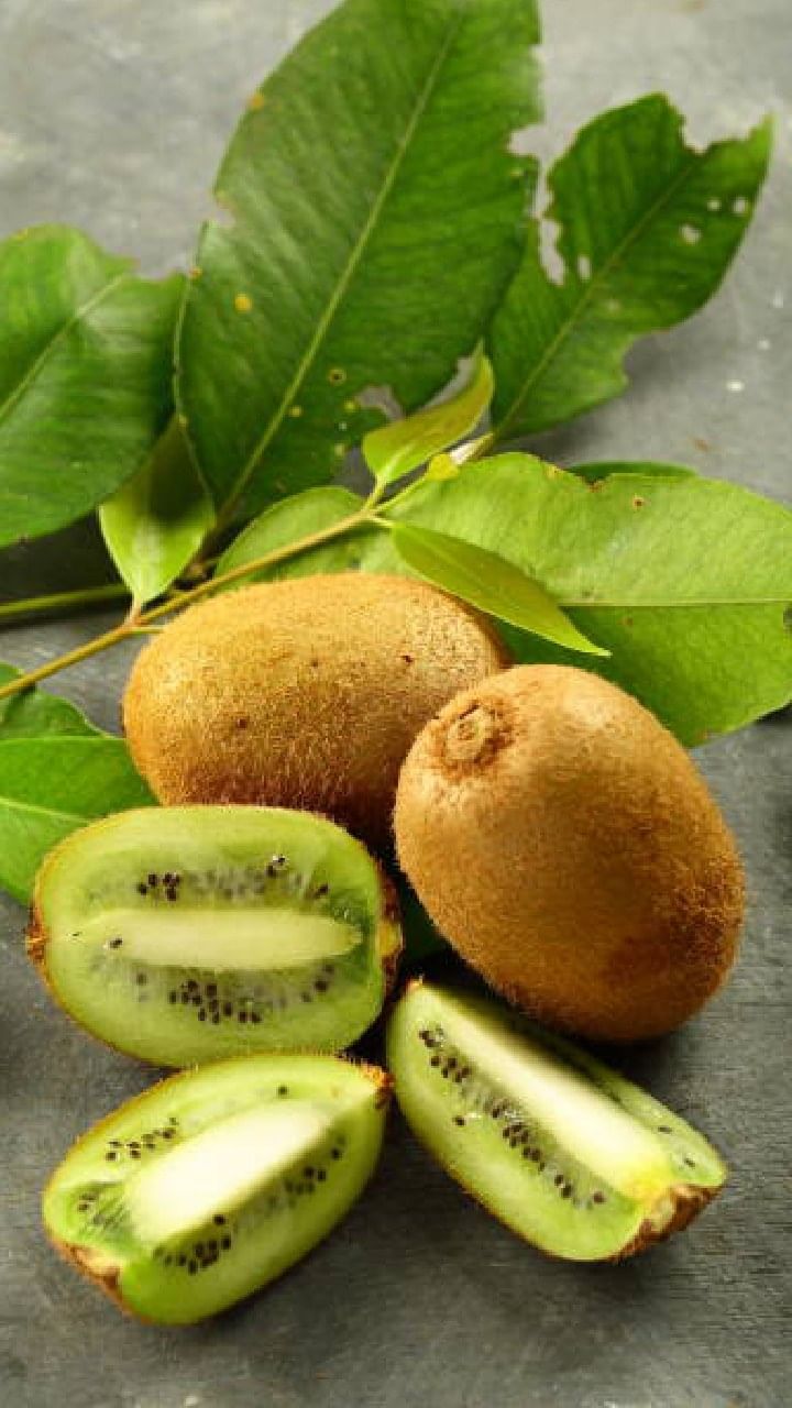 ಕಿವಿ ಹಣ್ಣುಗಳ ಸಿಪ್ಪೆಯನ್ನು ತೆಗೆಯುವುದು ಕಷ್ಟದ ಕೆಲಸ. ಆದರೂ ಈ ಸಿಪ್ಪೆ ಹಣ್ಣಿನ ಒಳಭಾಗದಂತೆಯೇ ರುಚಿಕರವಾಗಿರುತ್ತದೆ. ಕಿವಿ ಹಣ್ಣಿನ ಸಿಪ್ಪೆಯನ್ನು ಕೆಲವರು ಎಸೆಯುತ್ತಾರೆ. ಆದರೆ, ಈ ಸಿಪ್ಪೆ ಸಾಕಷ್ಟು ಫೈಬರ್ ಮತ್ತು ವಿಟಮಿನ್ ಸಿಯಿಂದ ತುಂಬಿರುತ್ತದೆ.