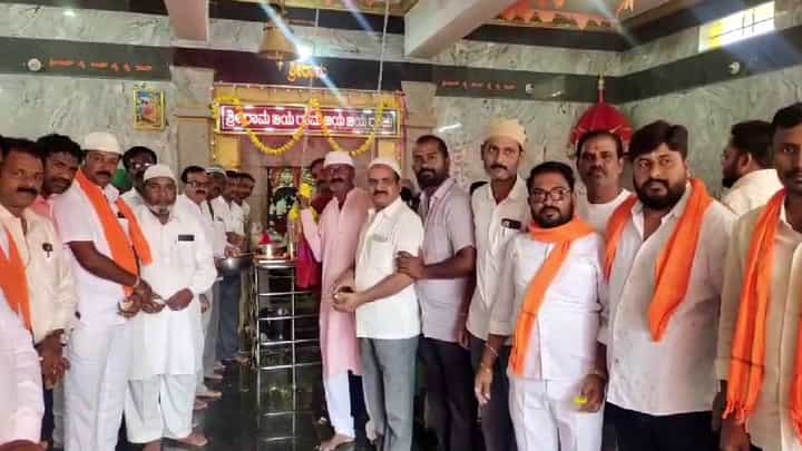 ಕೊಪ್ಪಳದಲ್ಲಿ ಹಿಂದೂ-ಮುಸ್ಲಿಂ ಮುಖಂಡರು ಒಟ್ಟಾಗಿ ಶ್ರೀರಾಮನಿಗೆ ಪೂಜೆ ಕೊಪ್ಪಳದಲ್ಲಿ ಹಿಂದೂ-ಮುಸ್ಲಿಂ ಮುಖಂಡರು ಒಟ್ಟಾಗಿ ಶ್ರೀರಾಮನಿಗೆ ಪೂಜೆ