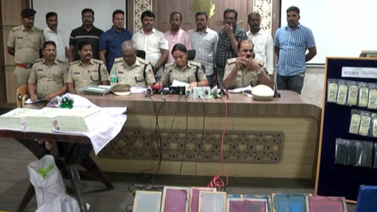 ದಾವಣಗೆರೆ: ಖೋಟಾ ನೋಟು ತಯಾರಿಕೆ: ಓರ್ವ ಇಂಜಿನಿಯರ್ ಸೇರಿದಂತೆ 6 ಆರೋಪಿಗಳ ಬಂಧನ ದಾವಣಗೆರೆ: ಖೋಟಾ ನೋಟು ತಯಾರಿಕೆ: ಓರ್ವ ಇಂಜಿನಿಯರ್ ಸೇರಿದಂತೆ 6 ಆರೋಪಿಗಳ ಬಂಧನ